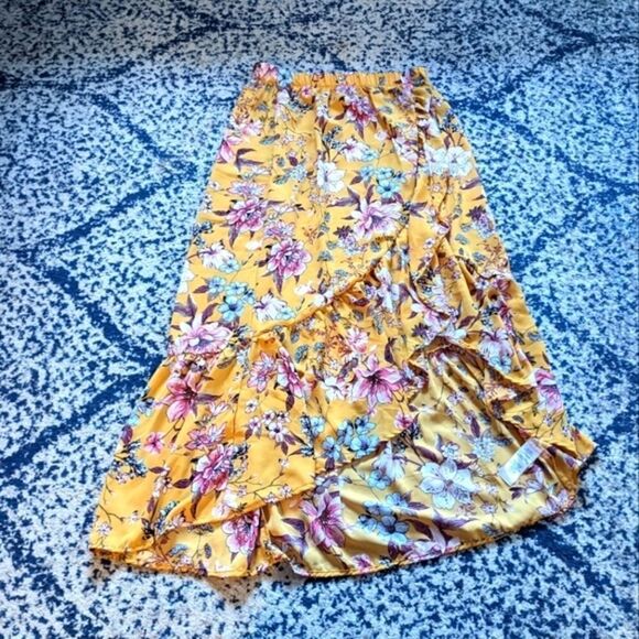 Live To Be Spoiled hi-low skirt. Yellow with flowers med - Picture 2 of 14